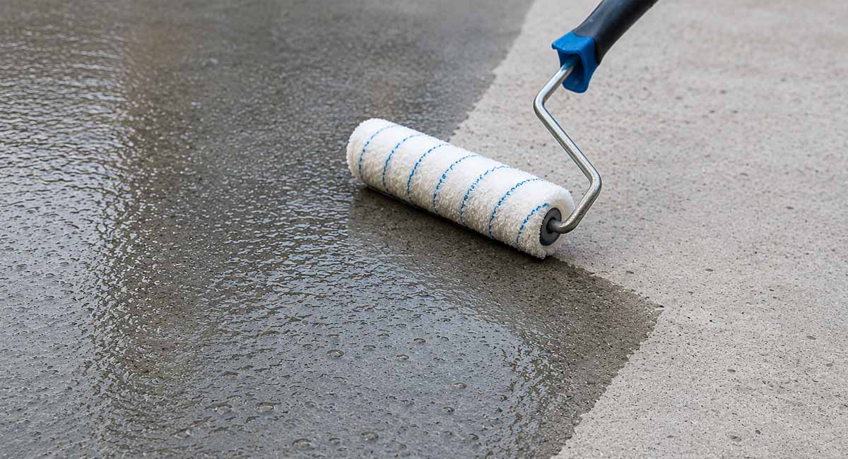 Applicazione di rivestimento cementizio impermeabilizzante su parete in calcestruzzo